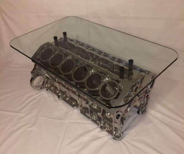 Блок цилиндров двигателя Jaguar V12, из которого сделали модный и практичный столик.