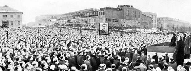 Похороны СТАЛИНА 9 марта 1953 года в Москве. В этот день плакали все: миллионы ненавидящих его - от радости, десятки миллионов - от горя