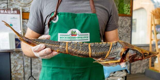 Участник московских ярмарок отправляет на передовую копченую рыбу и консервы