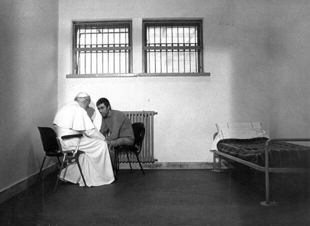 Папа Римский Иоанн Павел II и стрелявший в него турецкий террорист Мехмет Али Агджа. 1983 год Папа Римский Иоанн Павел II и стрелявший в него турецкий террорист Мехмет Али Агджа. 1983 год было, история, фото