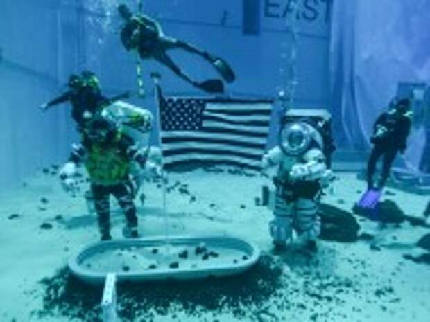 В воде не тонет, в огне не горит: НАСА тестирует новый лунный скафандр