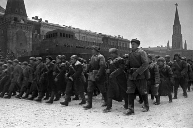 17 Парад 7 ноября 1941 г на Красной площади. Народное ополчение.jpg 17 Парад 7 ноября 1941 г на Красной площади. Народное ополчение.jpg