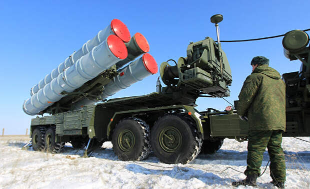 Пусковая установка зенитных ракет комплекса С-400 на территории государственного полигона Капустин Яр