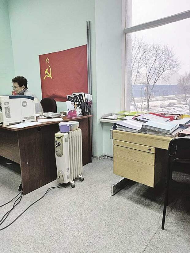 Паспортный стол Верховного Совета. С флагом СССР и пачками советских рублей.