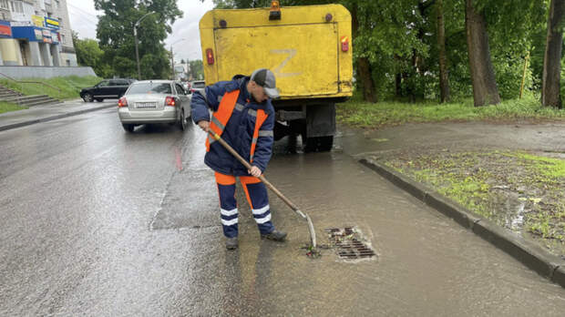 Барнаульские дорожники следят за тем, чтобы не затопило улицы в период дождей