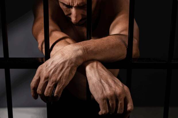 13 лет колонии за ложное обвинение: девочка оговорила отчима из мести, но ему не поверили