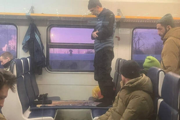 Мигрант-акробат провёл политическую акцию «намаз» в московской электричке