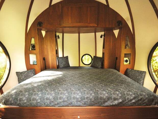 Спальня в гостиничном номере сферической формы (отель Free Spirit Spheres Канада).