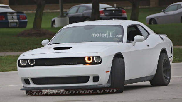 Dodge начал испытания дрэговой версии купе Challenger Hellcat
