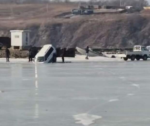 Рыбаки рискуют жизнью: автомобиль провалился под лёд в Надеждинском районе