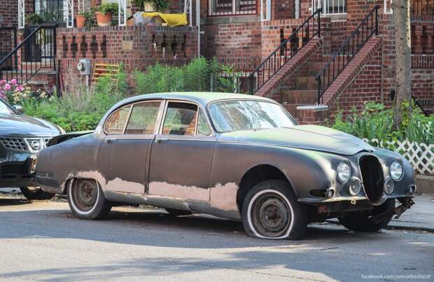 Чего только в Бруклине по обочинам не валяется. Если я не ошибаюсь, то это должен быть Jaguar S-Type, который производился с 1963 по 1968 год. Редкая и когда-то красивая машина. нью-йорк, олдтаймер, ретро автомобили