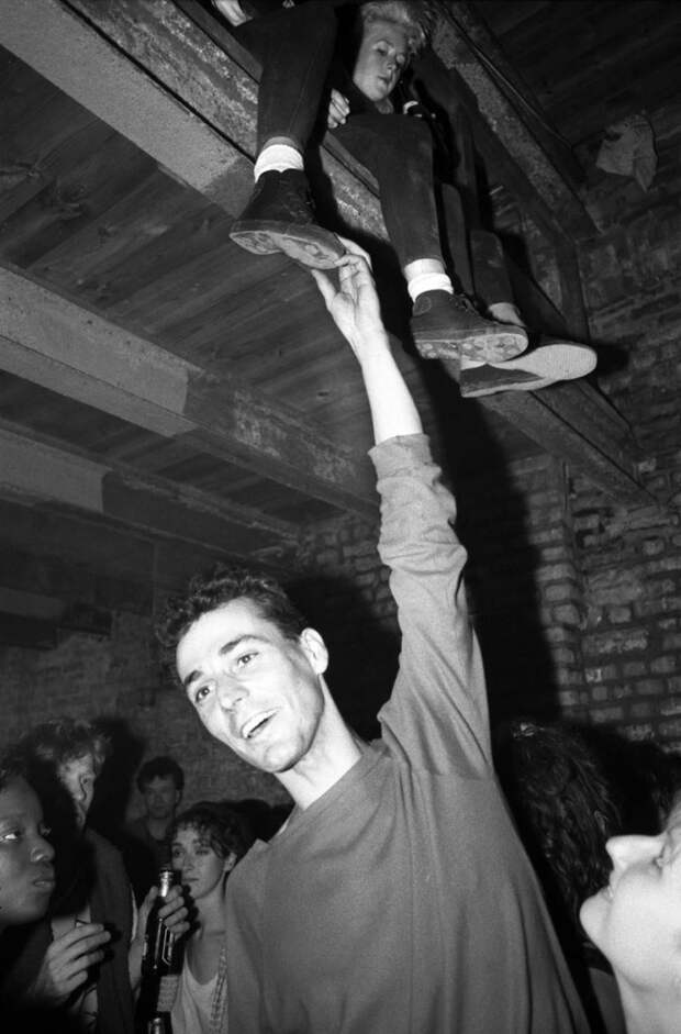 Беспечная ночная жизнь британцев в 80-90-х годах в объективе клубного фотографа Адама Фридмана