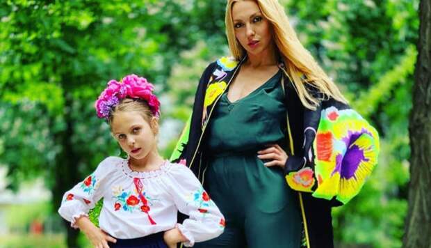 Оля Полякова с дочкой Алисой