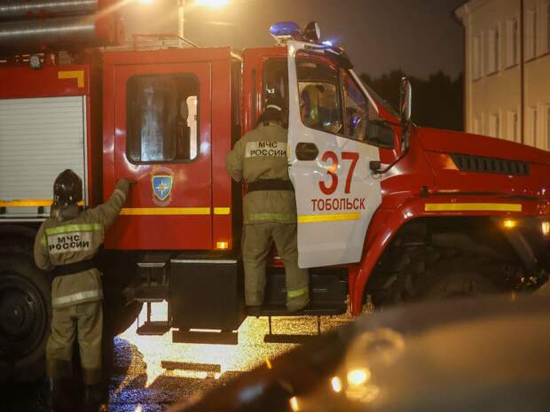 Тюменские пожарные обнаружили мужской труп в горящем доме