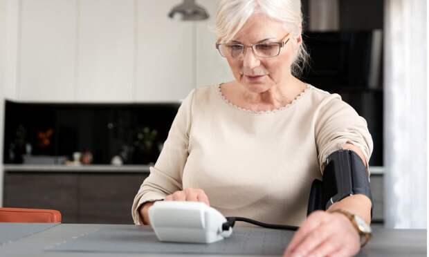 Врач Новиков назвал 8 болезней, которые приходят вслед за гипертонией