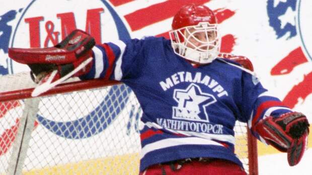 Как в СССР хоккеисты издевались друг над другом. Подсовывали живых раков и приколачивали амуницию к полу