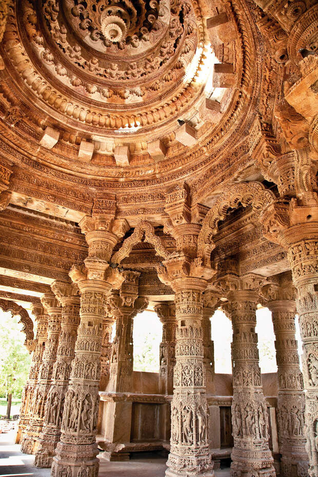 Изображение взято с сайта: https://www.outlookindia.com/outlooktraveller/public/uploads/2018/07/Sun-Temple-Modhera-Gujarat.jpg