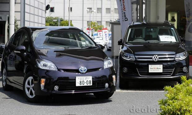 VW Tiguan (Фольксваген Тигуан) и Toyota Prius (Тойота Приус) в салоне одного из дилеров в Токио
