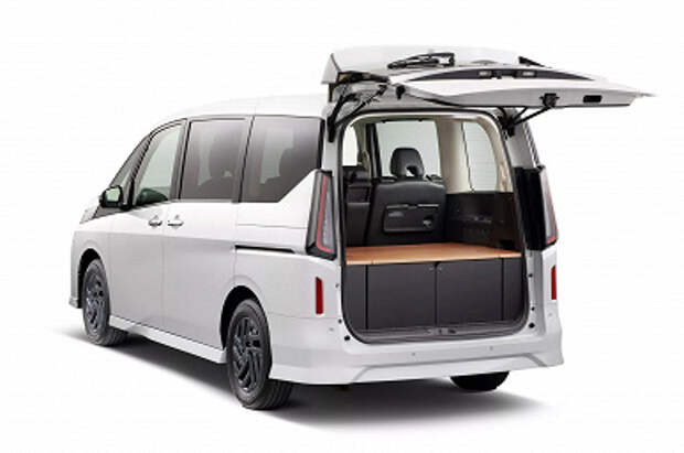 Представлен обновленный Nissan Serena: новое «лицо», улучшенная функция e-Pedal, сервисы Google, «прозрачный капот» — и полный привод