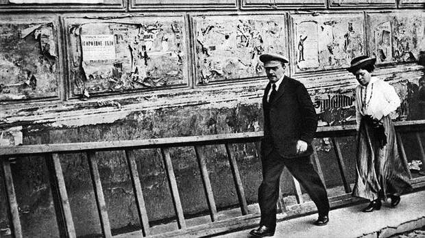 На этой фотографии нет Надежды Крупской. Отсутствует и доступ к ее личному делу 
