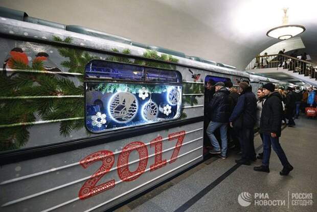 В московском метро запустили новогодний поезд (8 фото)