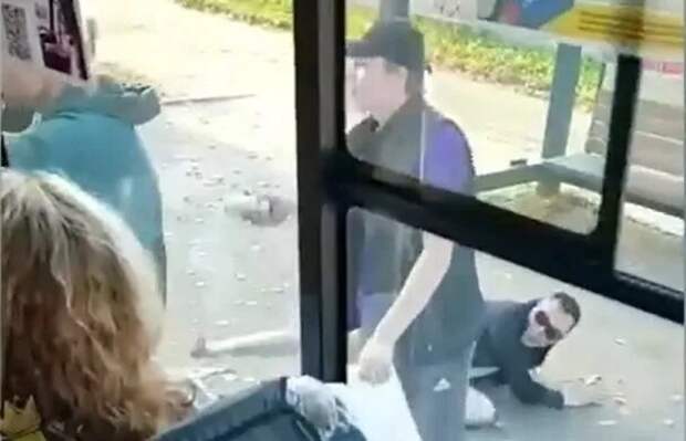 "Эй вы, русские, везите нас бесплатно!": В Москве мигранты разгромили автобус с пассажирами