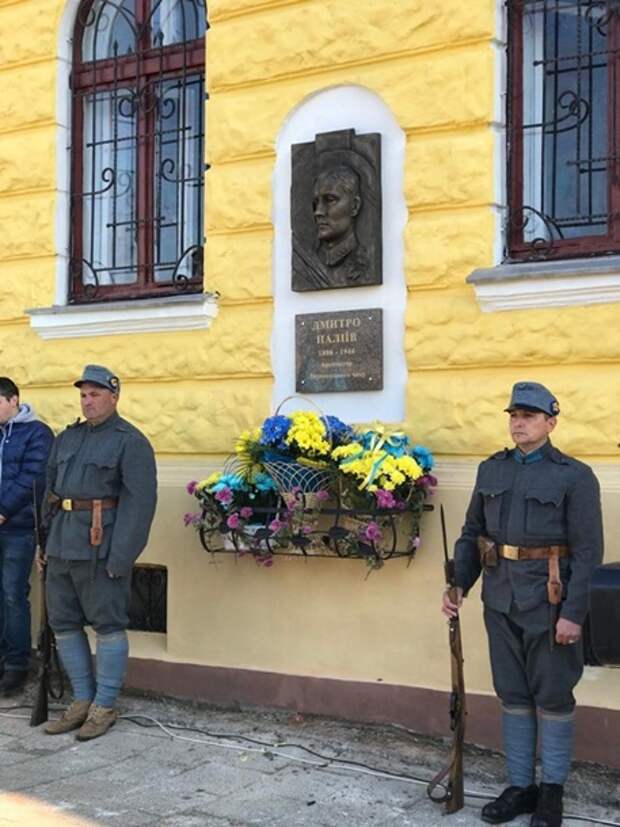 На Украине открыли мемориальную доску офицеру СС