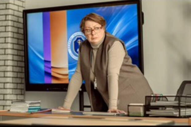 Мария Аронова снова перевоплощается в суровую учительницу на съемках «Олдскула»