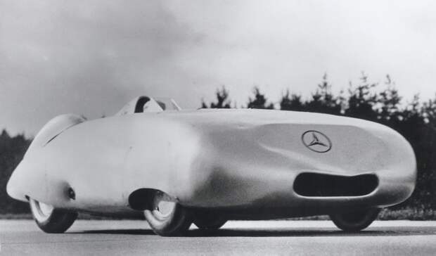 Рекордный Mercedes-Benz W25, на котором Караччиола в 1936 году установил шесть мировых рекордов скорости в классе B. Конструкторы автомобиля: Ганс Нибель, Макс Зайлер, Альберт Хеез, Макс Вагнер. Вмятина на передке никуда не делась: Караччиола, рекорд, скорости