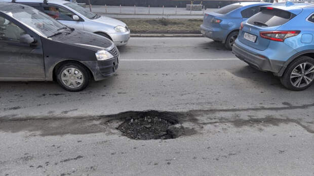 Более десяти автомобилей остались без колес из-за ямы-убийцы под Барнаулом