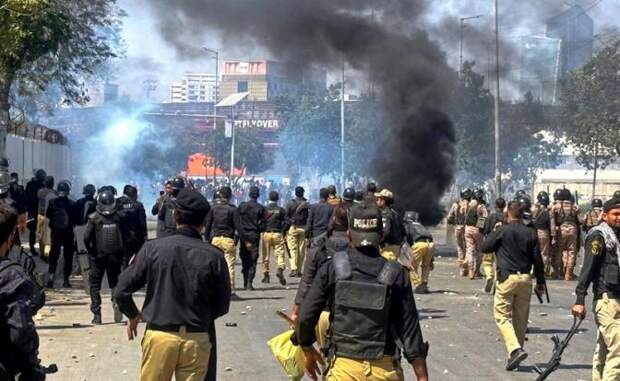 В Пакистане громят консульство США: Мусульманский мир в гневе после убийства Али Хаменеи