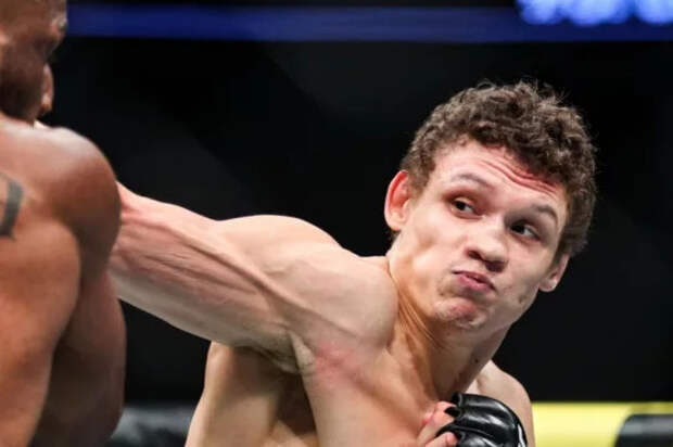 Российский боец UFC нокаутировал американца на последней секунде поединка