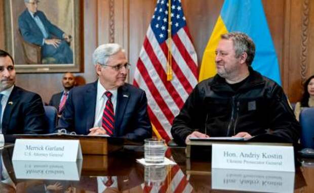 На фото: генеральные прокуроры США Меррик Гарланд и Украины Андрей Костин (слева направо) во время встречи в Вашингтоне