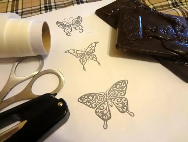 Как сделать таку. Бабочки из шоколада на торт. Украшение шоколадная бабочка. Украшения на пергаменте из шоколада бабочки. Узоры из шоколада на пергаменте.