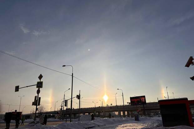 Жители Москвы заметили солнечное гало над городом