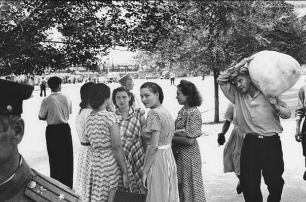 Уличная сцена в Сталинграде, 1955