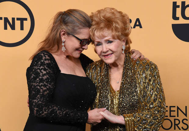 young-carrie-fisher-watch-mom-debbie-reynolds-perform-4