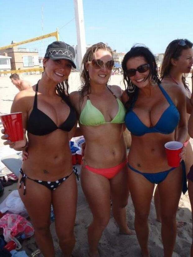 Девушки на пляже