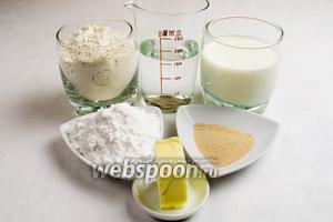 Для приготовления теста нужно взять муку, молоко, яйца, сахарную пудру, соль, дрожжи, сливочное масло; для основы взять воду, молоко и муку. 