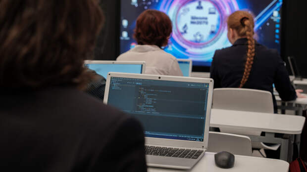 Собянин: в школах Москвы стартовал уникальный проект по работе с ИИ