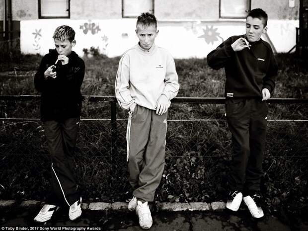 Мальчики курят сигареты в неблагополучном районе Эдинбурга, Шотландия в мире, дети, жизнь
