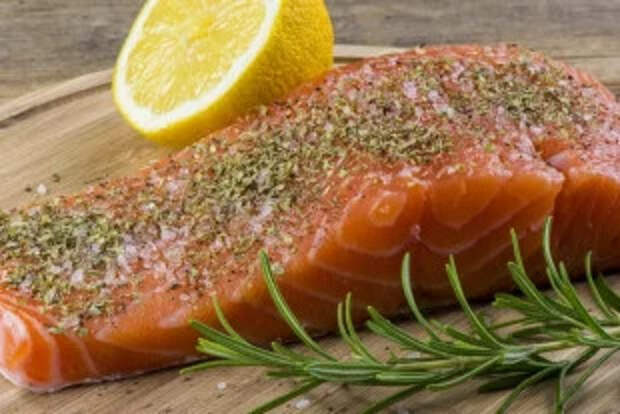 Зачем рыбе водка. 4 способа засолить красную рыбу на Новый год