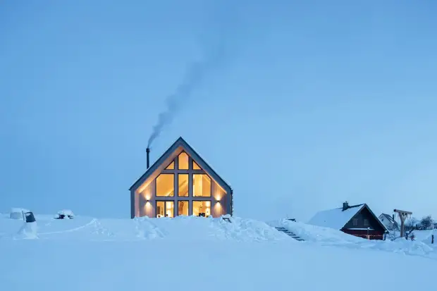 Загородный деревянный дом с террасами в Литве