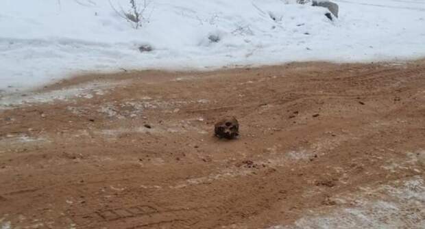 В российском городе дороги посыпали песком с кладбища