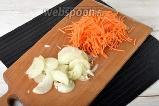 Лук и морковь (по 1 штуке) очистить. Лук нарезать тонкими полукольцами, а морковь натереть на тёрке для корейских овощей.