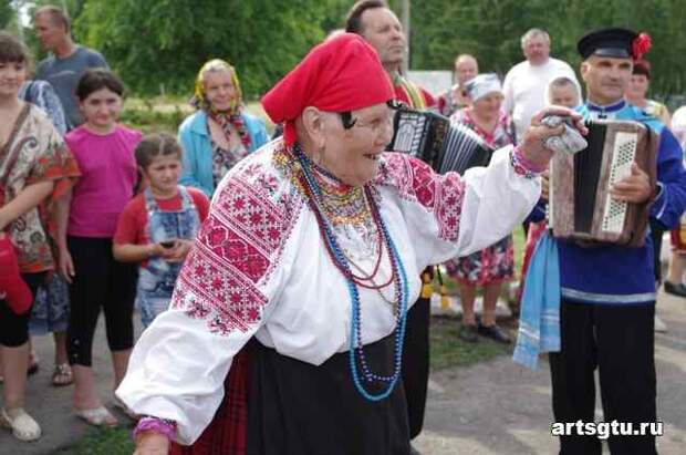 Женский праздничный костюм села Россошь Репьевского района Воронежской области