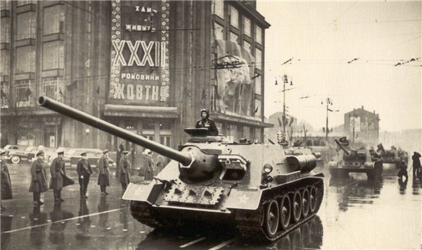 Военный парад на Крещатике возле ЦУМа. Киев. 7 ноября 1949 г. история, события, фото