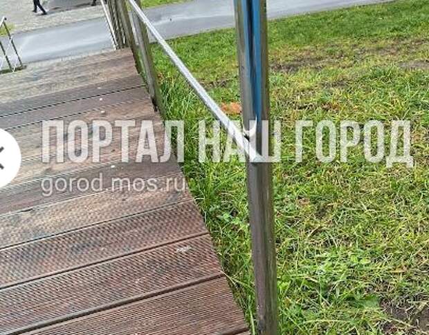 Опасное ограждение детской площадки на Новокуркинском шоссе отремонтировали