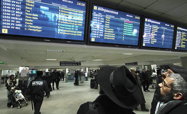 Пассажиры в аэропорту «Борисполь» в ожидании вылета