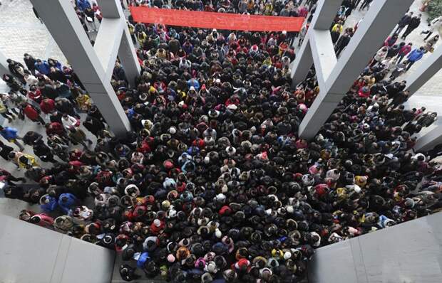 Студенты у входа в учебный корпус перед трехдневным экзаменом в аспирантуру в Хэфэе, провинция Аньхой. В 2013 году на этот экзамен записалось рекордное число студентов — 1,8 миллиона человек. китай, люди, население